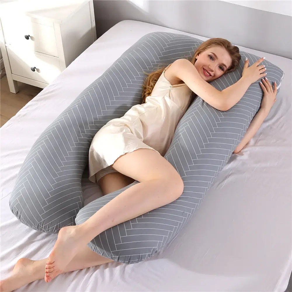 Zwangerschapskussen in U-vorm van Koestra in de kleur Visgraat grijs, uitgevouwen op een bed